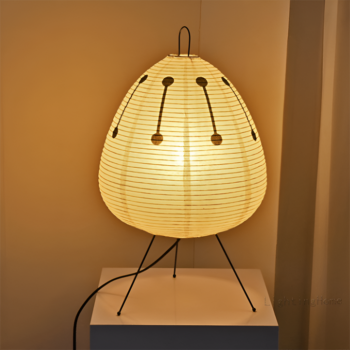Lampe de table japonaise Wabi-Sabi, abat-jour papier de riz imprimé. Lumière douce et chaleureuse, style zen.