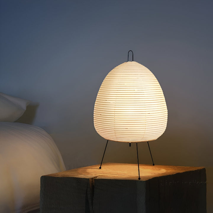 Lampe de table japonaise Wabi-Sabi, abat-jour papier de riz imprimé. Lumière douce et chaleureuse, style zen.