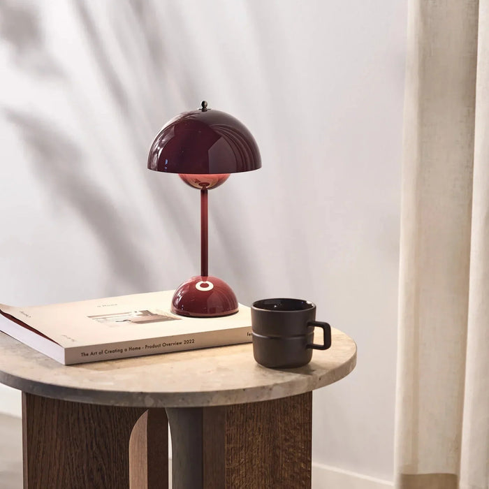 "Lampe de table LED beige, design élégant, sans fil, idéale pour salon, bureau, terrasses. Inspiration années 60."