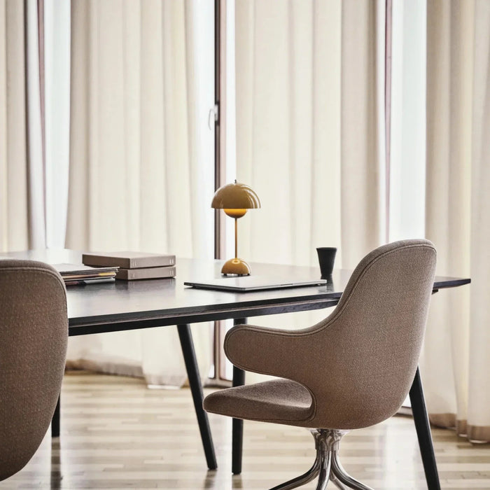 "Lampe de table LED beige, design élégant, sans fil, idéale pour salon, bureau, terrasses. Inspiration années 60."