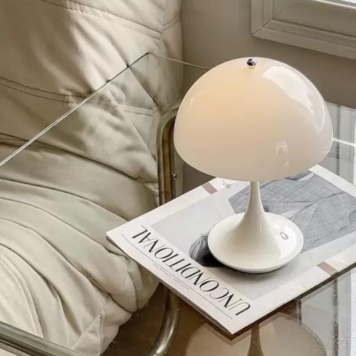 Lampe de table LED design moderne, métal et verre, éclairage doux réglable.  Idéale salon, chambre, bureau.
