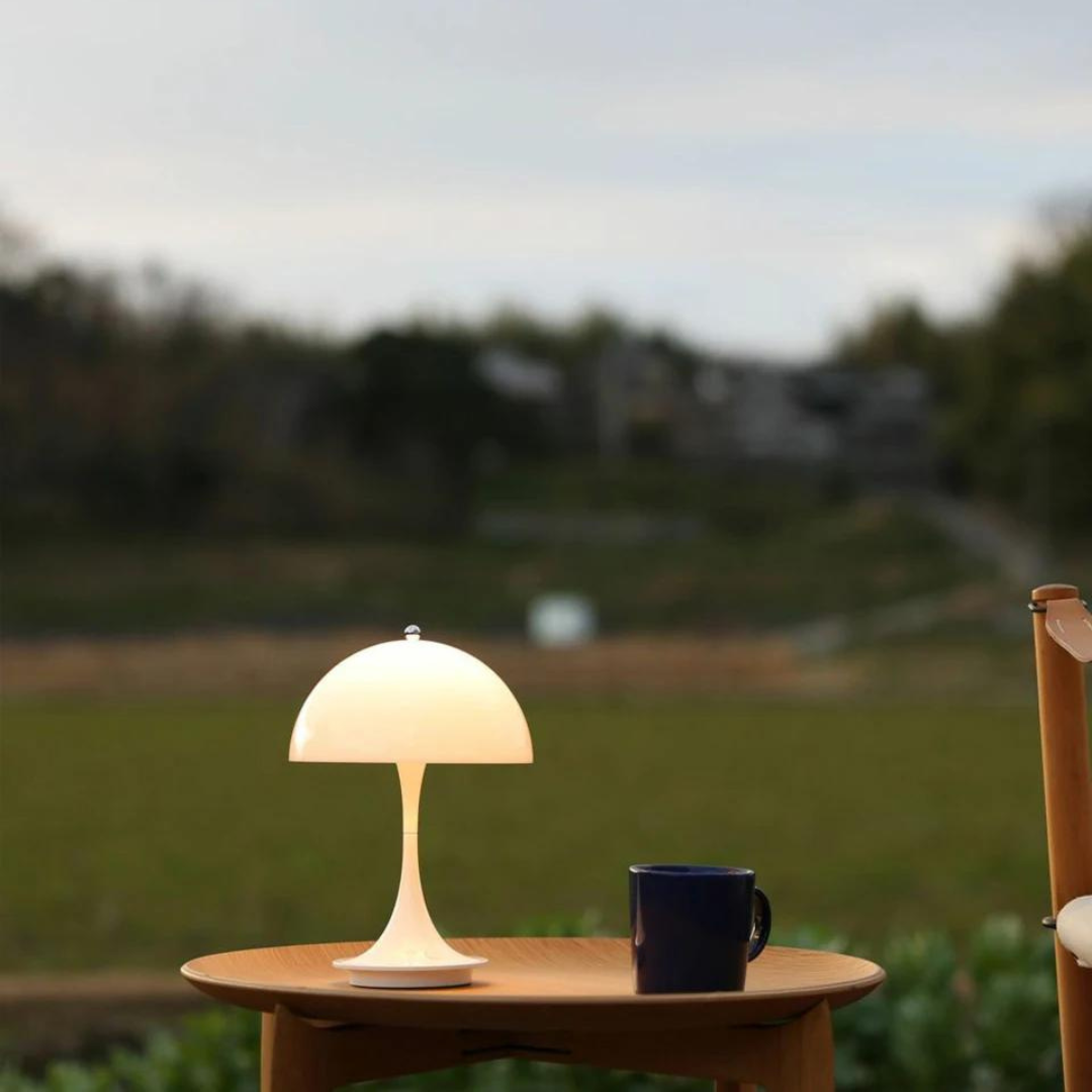Lampe de table LED design moderne, métal et verre, éclairage doux réglable.  Idéale salon, chambre, bureau.