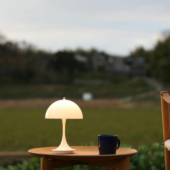 Lampe de table LED design moderne, métal et verre, éclairage doux réglable.  Idéale salon, chambre, bureau.