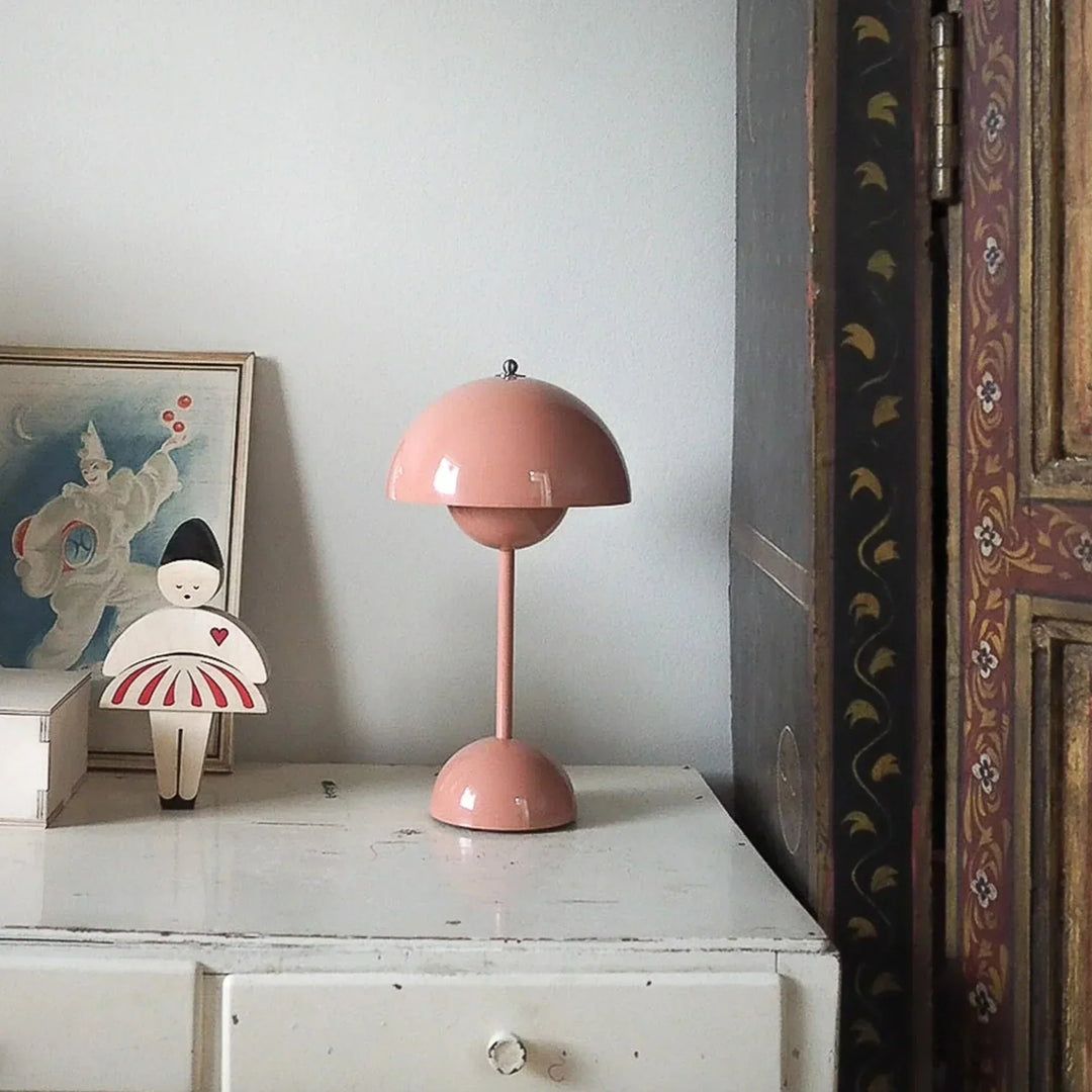 Lampe de table LED design rétro-chic.  Éclairage doux et réglable.  Parfait pour chevet ou bureau.
