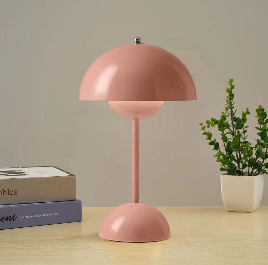 Lampe de table LED design rétro-chic.  Éclairage doux et réglable.  Parfait pour chevet ou bureau.