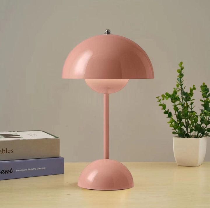 Lampe de table LED design rétro-chic.  Éclairage doux et réglable.  Parfait pour chevet ou bureau.