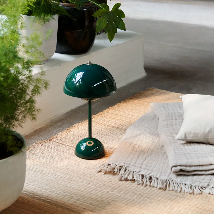 Lampe de table LED design rétro-chic.  Éclairage doux et réglable.  Parfait pour chevet ou bureau.