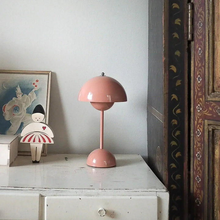 Lampe de table LED design rétro-chic.  Éclairage doux et réglable.  Parfait pour chevet ou bureau.