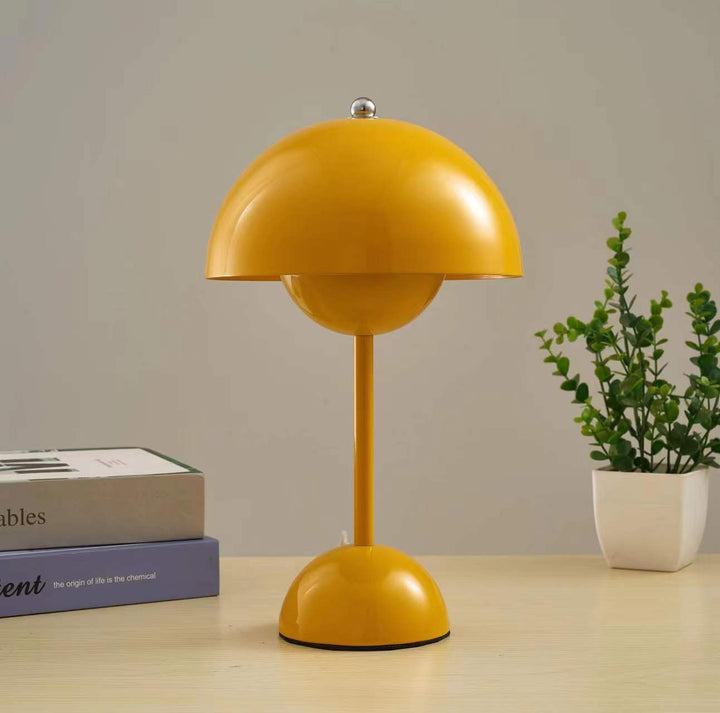 Lampe de table LED design rétro-chic.  Éclairage doux et réglable.  Parfait pour chevet ou bureau.