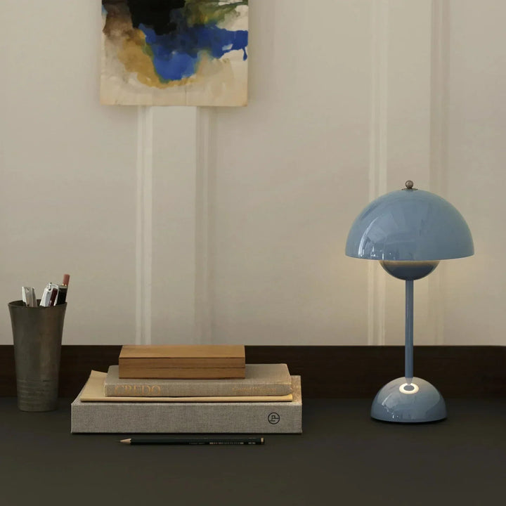 Lampe de table LED rechargeable sans fil. Design moderne et élégant, lumière dimmable.