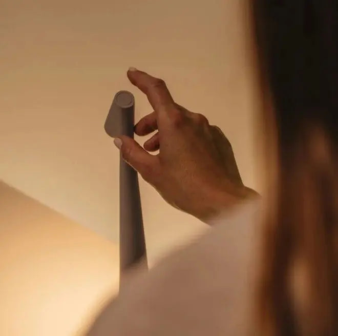 Lampe de table LED sans fil, design minimaliste, luminosité réglable, rechargeable.  Éclairage d'ambiance.