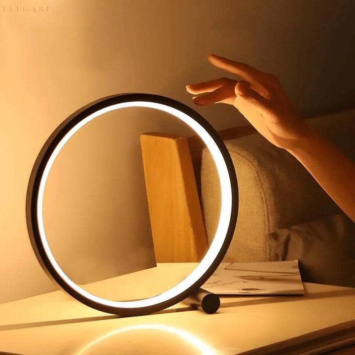 Lampe de table LED tactile moderne, design minimaliste, réglable, finition noir, blanc, pour ambiance personnalisée.
