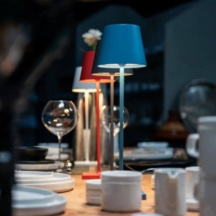 Lampe de table LED design, étanche, commande vocale Alexa, pour salon moderne ou patio.