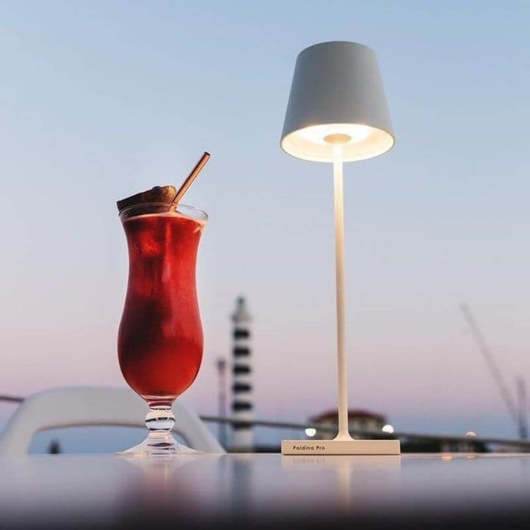 Lampe LED portable et étanche, design épuré, avec commande vocale pour un usage facile.
