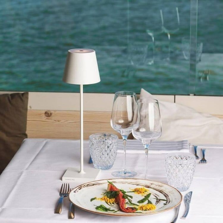 Lampe de table LED étanche, design épuré, compatible commande vocale, pour toutes envies.