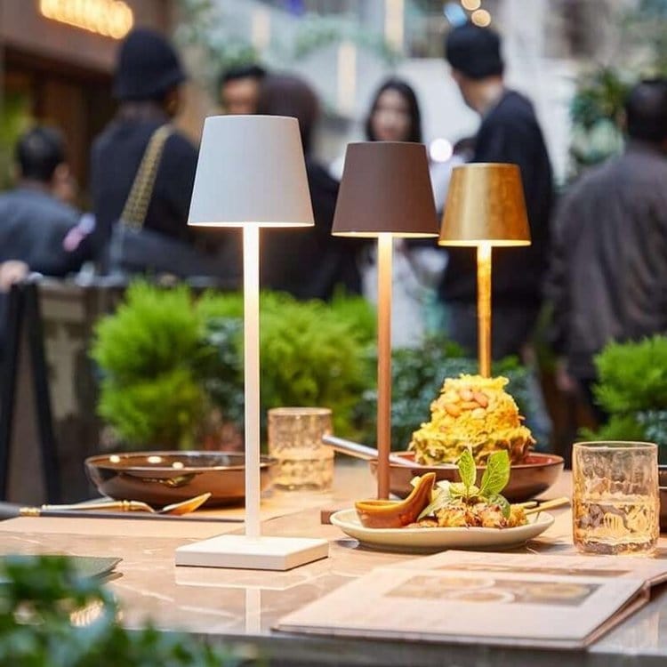 Lampe LED portable étanche avec commande vocale, design moderne pour terrasse ou salon.