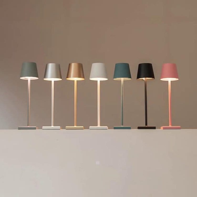 Design minimaliste pour cette lampe de table LED, étanche, rechargeable, éclairage doux.