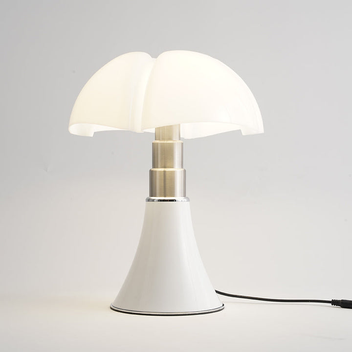 Lampe de table LED vintage design.  Éclairage rétro élégant et chaleureux.  Parfait pour un style déco moderne ou classique.