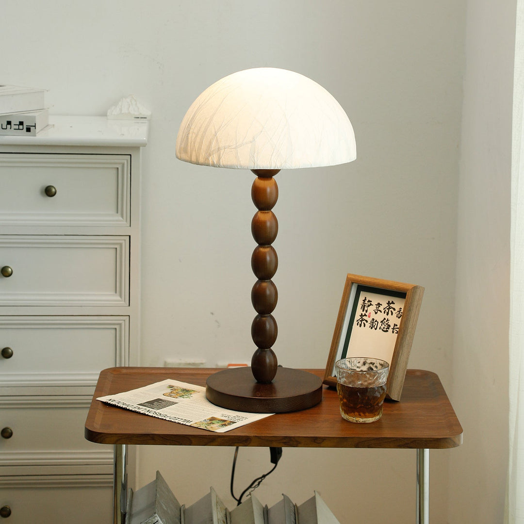 Lampe de table minimaliste. Abat-jour papier, base bois et métal. Lumière douce et chaleureuse. Style contemporain.