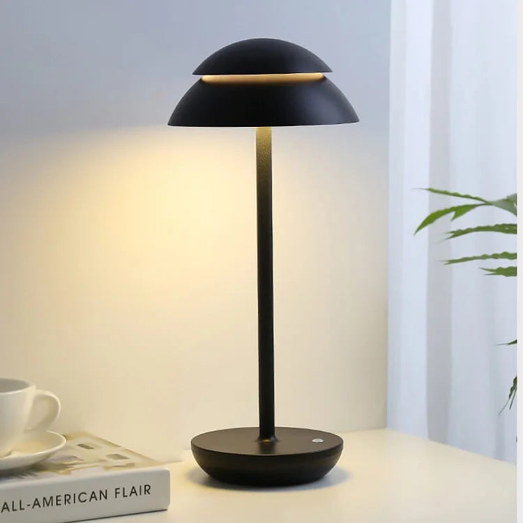 Lampe de table rechargeable design scandinave.  Éclairage doux, style minimaliste. Batterie longue durée.