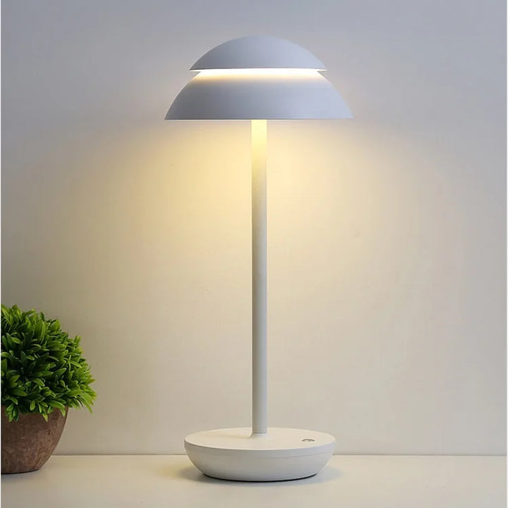 Lampe de table rechargeable design scandinave.  Éclairage doux, style minimaliste. Batterie longue durée.