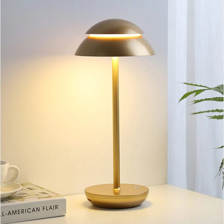 Lampe de table rechargeable design scandinave.  Éclairage doux, style minimaliste. Batterie longue durée.