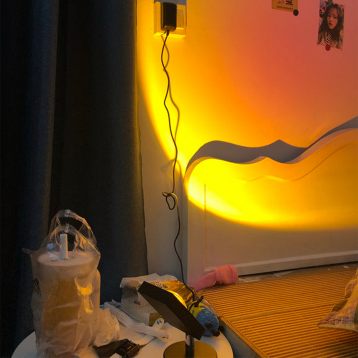 Lampe de table rétro, design coucher de soleil.  Lumière chaude et douce. Décoration élégante pour salon, chambre.