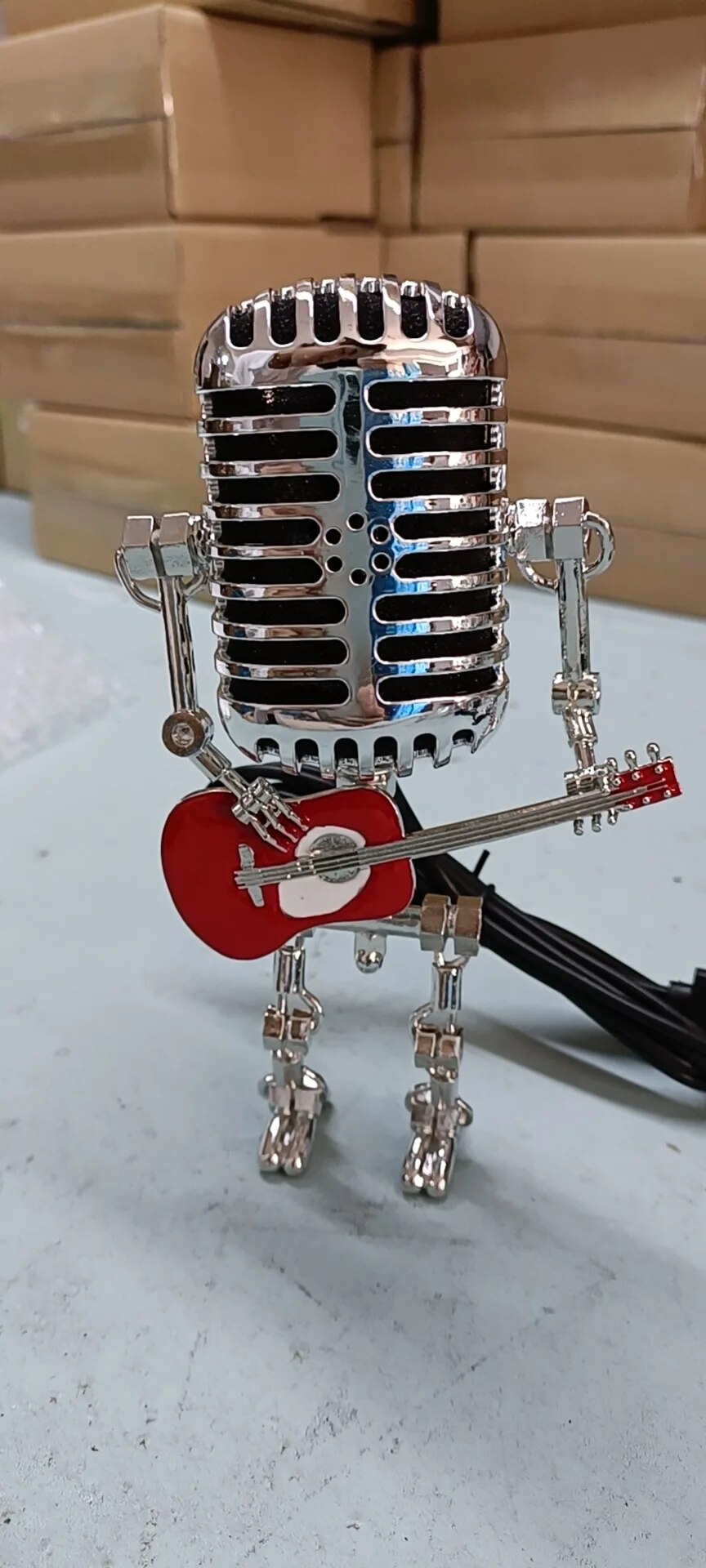 Lampe de table robot en métal avec guitare, design moderne, éclairage variable, idéale pour la décoration intérieure unique.