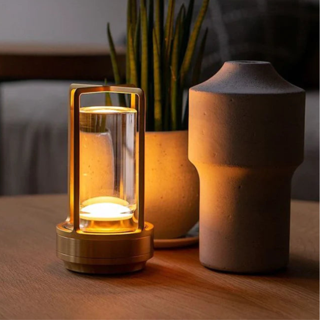 Lampe de table sans fil rechargeable. Design moderne, éclairage élégant.  Idéale intérieur/extérieur.