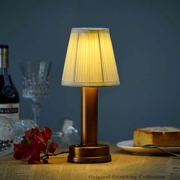 Lampe de table sans fil rechargeable. Design moderne et élégant. Lumière chaude et diffuse.