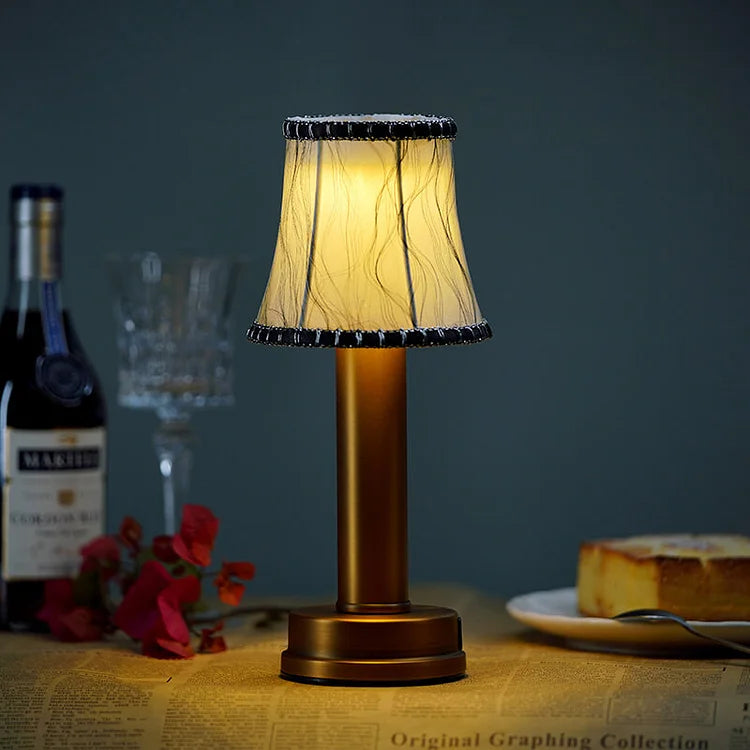 Lampe de table sans fil rechargeable. Design moderne et élégant. Lumière chaude et diffuse.