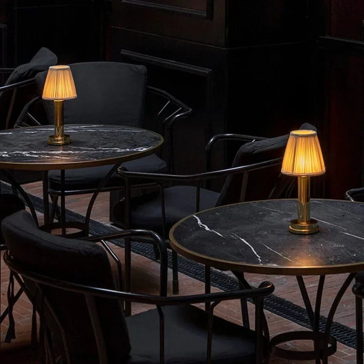 Lampe de table sans fil rechargeable. Design moderne et élégant. Lumière chaude et diffuse.