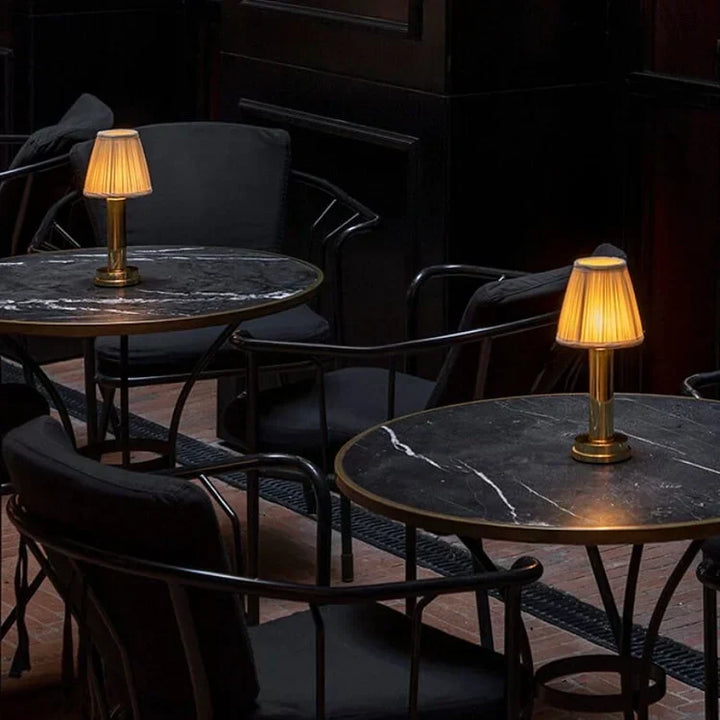 Lampe de table sans fil rechargeable. Design moderne et élégant. Lumière chaude et diffuse.