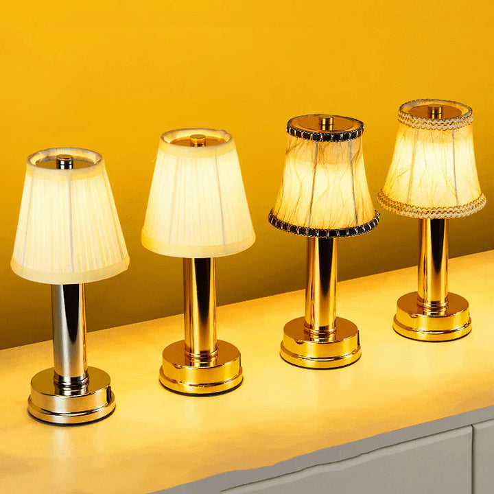 Lampe de table sans fil rechargeable. Design moderne et élégant. Lumière chaude et diffuse.