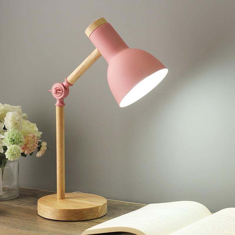 Lampe de table scandinave en bois ajustable avec abat-jour coloré, design minimaliste et élégant, vue complète.