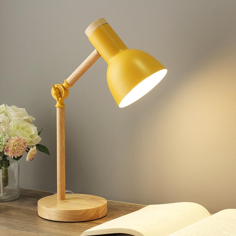 Lampe de table scandinave en bois ajustable avec abat-jour coloré, design minimaliste et élégant, vue complète.