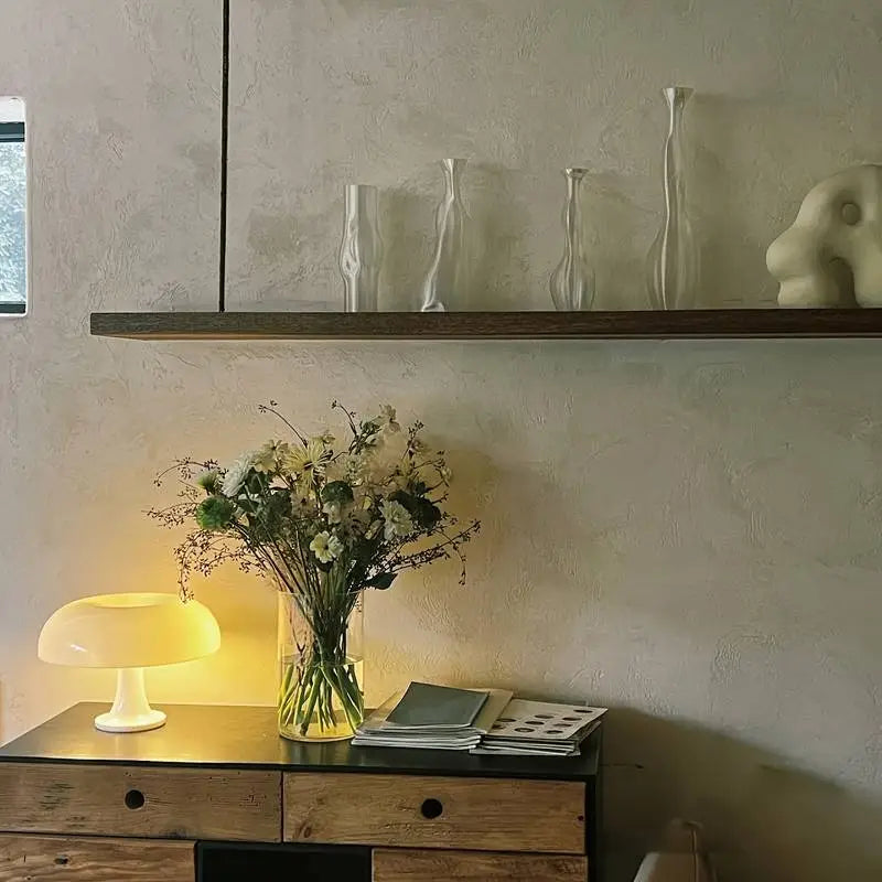 "Lampe de table vintage réglable en verre, design minimaliste, finition blanche et orange, pour ambiance intérieure élégante.
