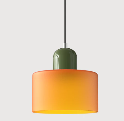"Lampe en verre suspendue moderne, émet lumière chaude, conception en métal/verre, couleurs variées, style élégant."