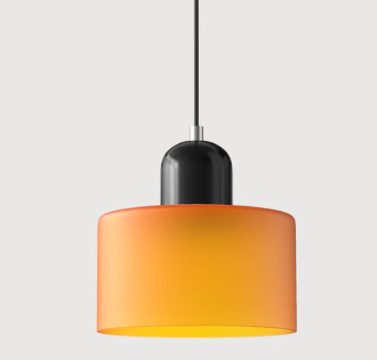 "Lampe en verre suspendue moderne, émet lumière chaude, conception en métal/verre, couleurs variées, style élégant."