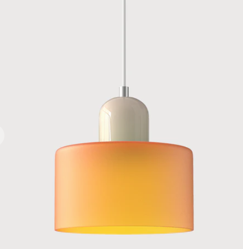 "Lampe en verre suspendue moderne, émet lumière chaude, conception en métal/verre, couleurs variées, style élégant."