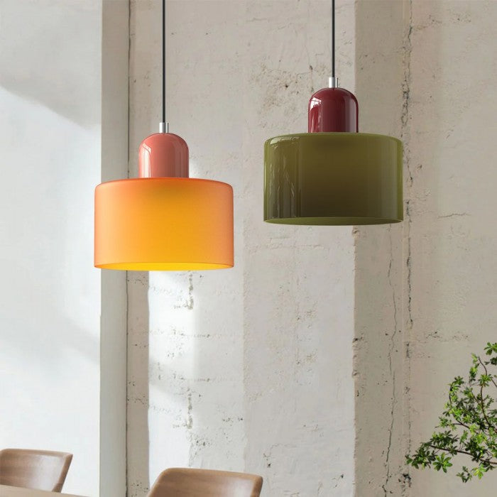 "Lampe en verre suspendue moderne, émet lumière chaude, conception en métal/verre, couleurs variées, style élégant."