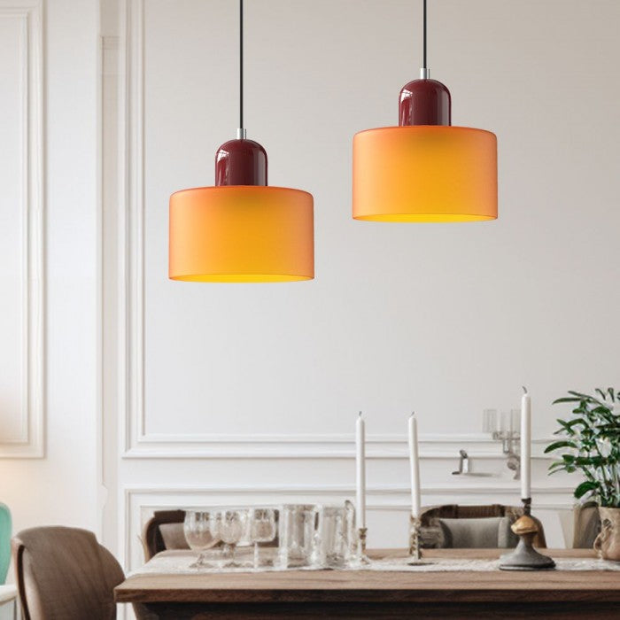 "Lampe en verre suspendue moderne, émet lumière chaude, conception en métal/verre, couleurs variées, style élégant."
