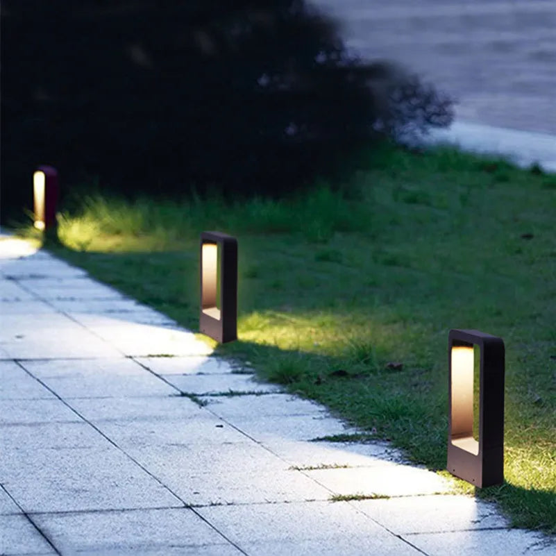 Lampe extérieure moderne pour jardin. Design élégant et résistant aux intempéries. Éclairage LED efficace.