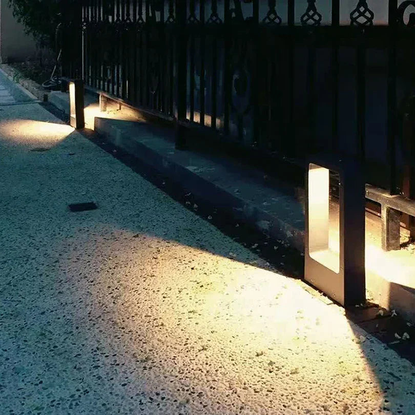 Lampe extérieure moderne pour jardin. Design élégant et résistant aux intempéries. Éclairage LED efficace.