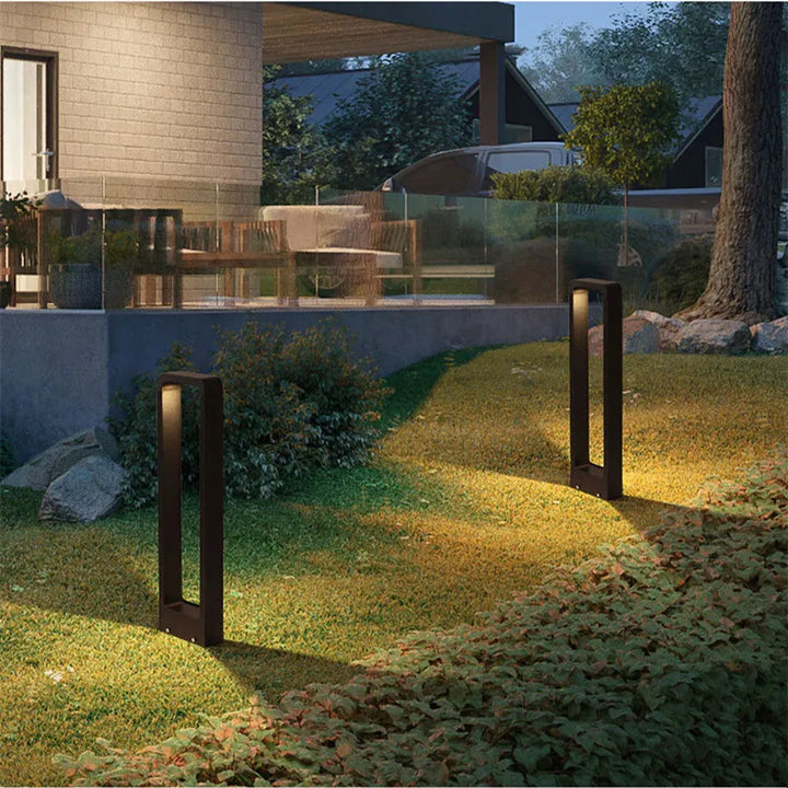 Lampe extérieure moderne pour jardin. Design élégant et résistant aux intempéries. Éclairage LED efficace.