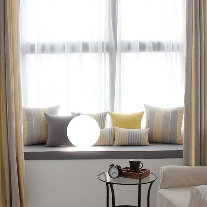 Lampe globe extérieure, imperméable, éclairage jardin. Design moderne, lumière douce.