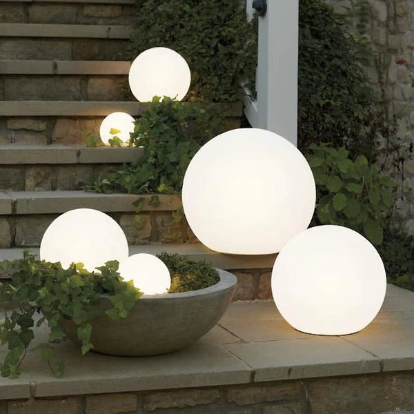 Lampe globe extérieure, imperméable, éclairage jardin. Design moderne, lumière douce.