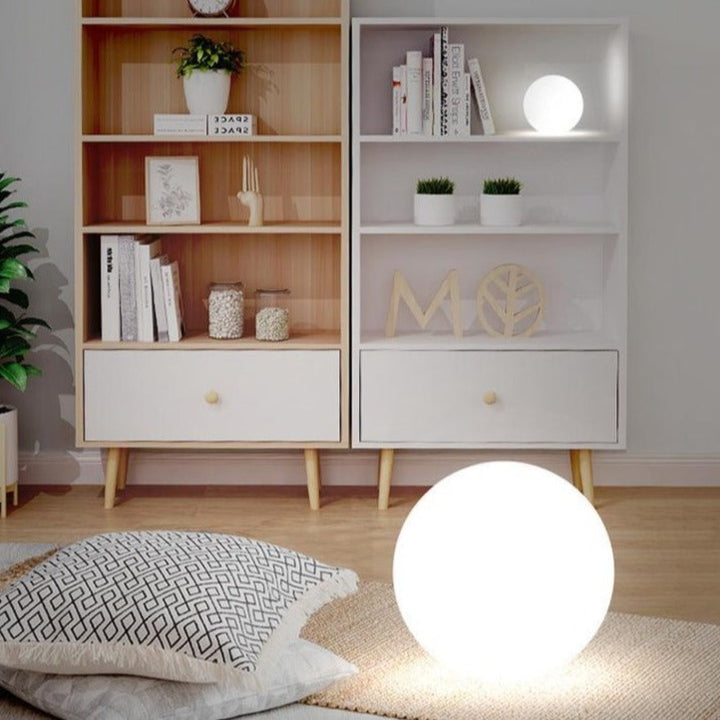 Lampe globe extérieure, imperméable, éclairage jardin. Design moderne, lumière douce.