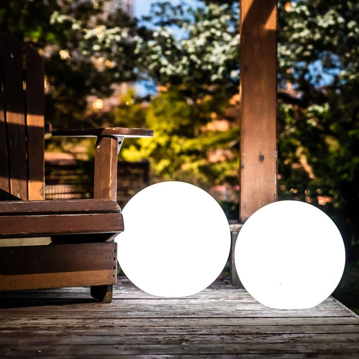 Lampe globe extérieure, imperméable, éclairage jardin. Design moderne, lumière douce.