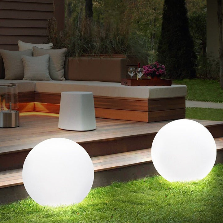 Lampe globe extérieure, imperméable, éclairage jardin. Design moderne, lumière douce.